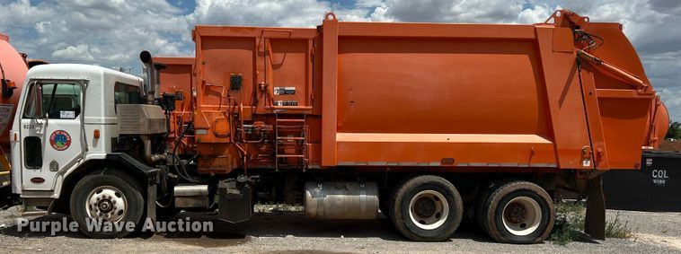 image for item DK7028 2009 Peterbilt 320  refuse truck