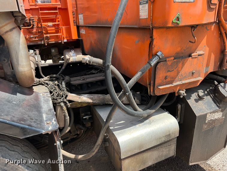 image for item DK7028 2009 Peterbilt 320  refuse truck