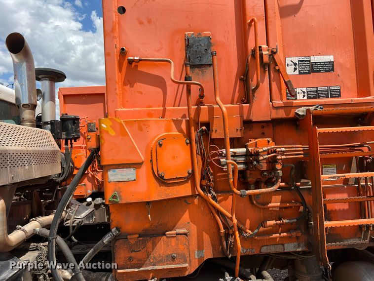 image for item DK7028 2009 Peterbilt 320  refuse truck