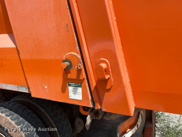 image for item DK7028 2009 Peterbilt 320  refuse truck