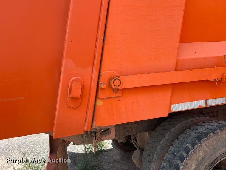 image for item DK7028 2009 Peterbilt 320  refuse truck