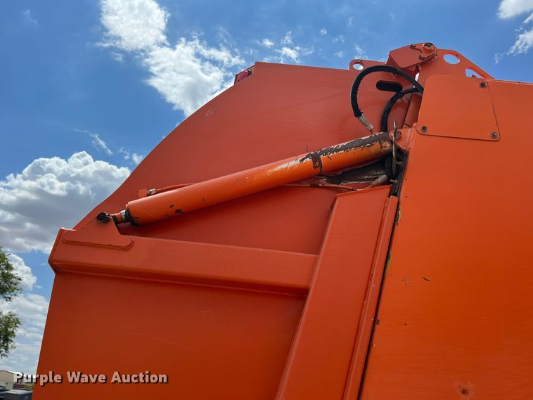 image for item DK7028 2009 Peterbilt 320  refuse truck