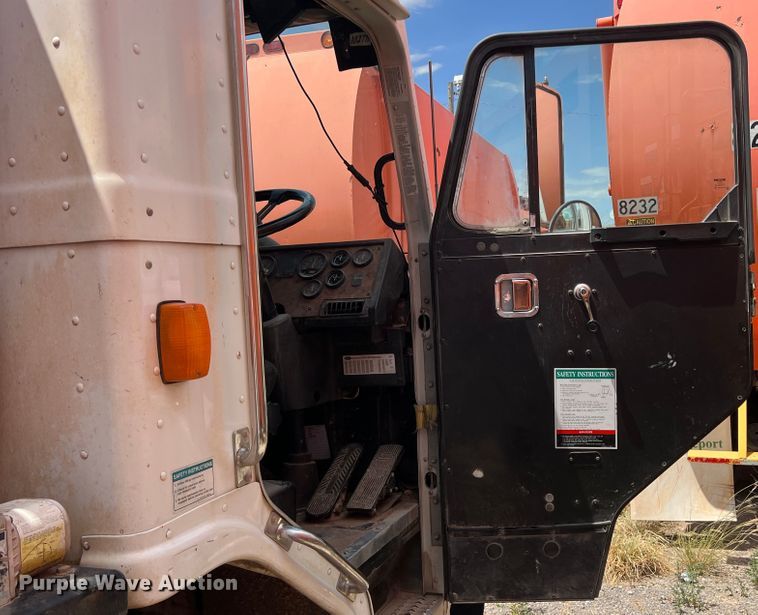 image for item DK7028 2009 Peterbilt 320  refuse truck