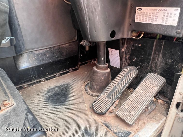 image for item DK7028 2009 Peterbilt 320  refuse truck