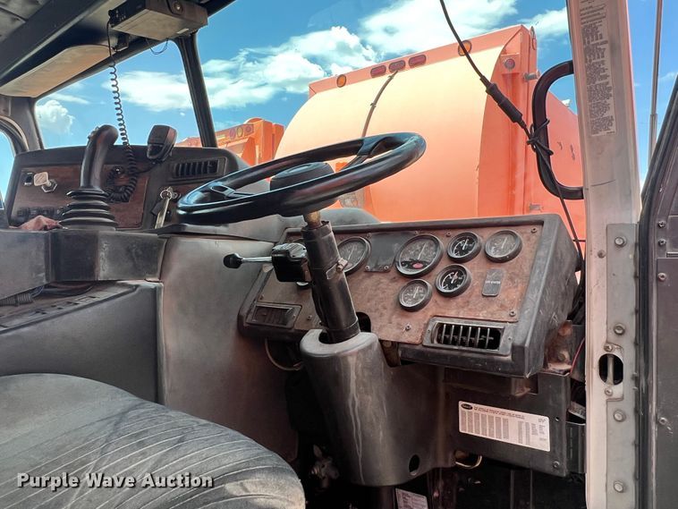 image for item DK7028 2009 Peterbilt 320  refuse truck