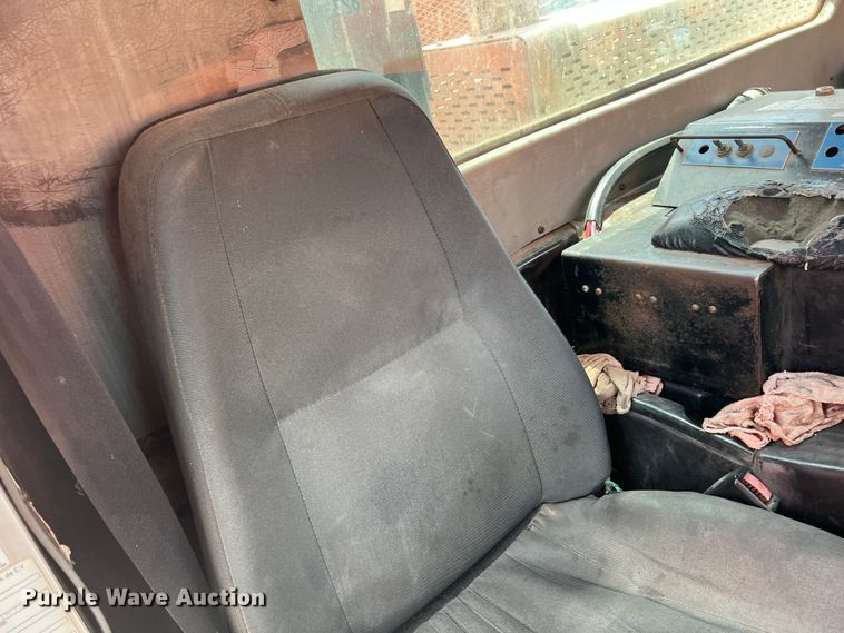 image for item DK7028 2009 Peterbilt 320  refuse truck