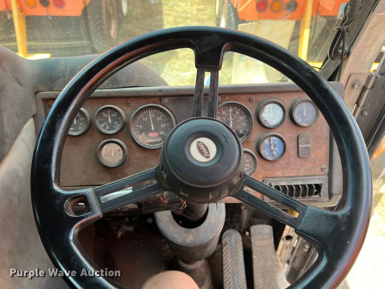 image for item DK7028 2009 Peterbilt 320  refuse truck