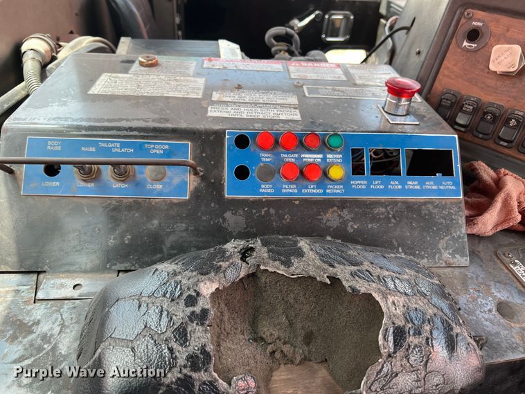 image for item DK7028 2009 Peterbilt 320  refuse truck