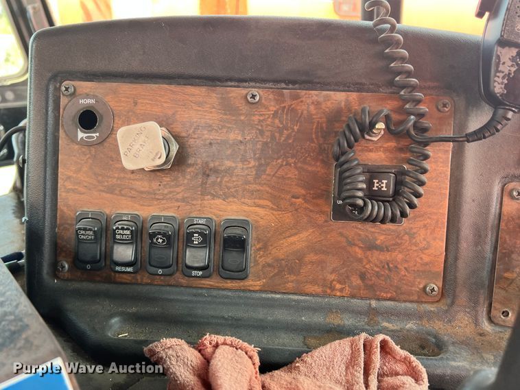 image for item DK7028 2009 Peterbilt 320  refuse truck