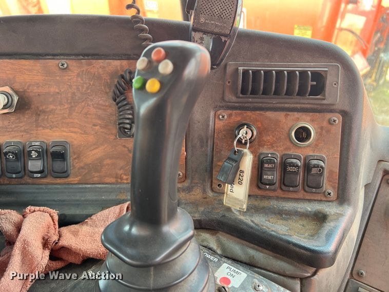 image for item DK7028 2009 Peterbilt 320  refuse truck