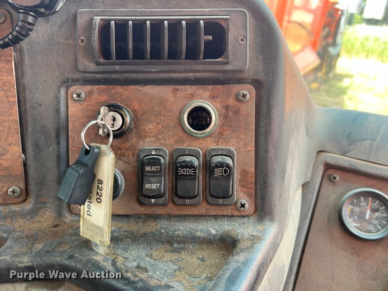 image for item DK7028 2009 Peterbilt 320  refuse truck