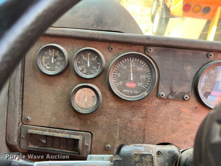 image for item DK7028 2009 Peterbilt 320  refuse truck