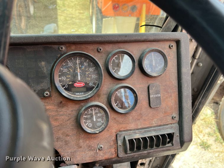 image for item DK7028 2009 Peterbilt 320  refuse truck