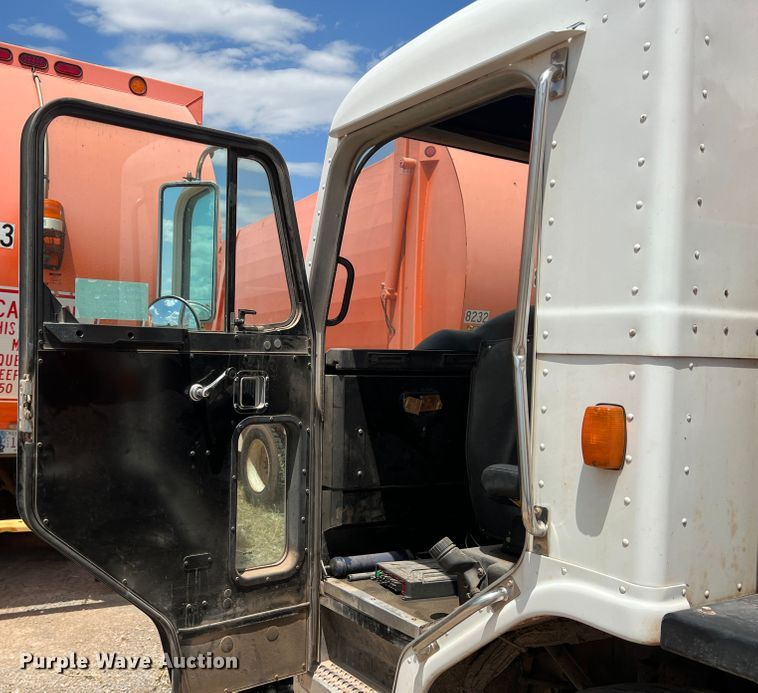 image for item DK7028 2009 Peterbilt 320  refuse truck