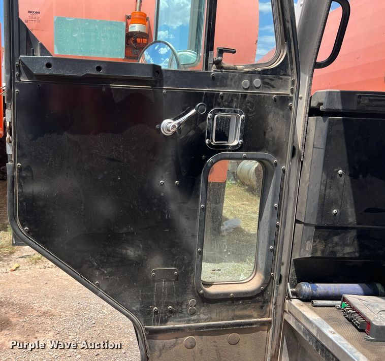 image for item DK7028 2009 Peterbilt 320  refuse truck