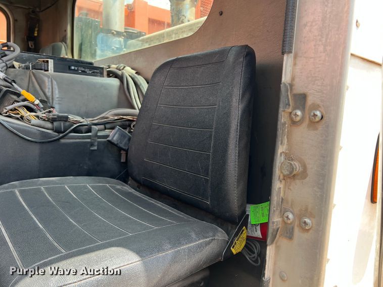 image for item DK7028 2009 Peterbilt 320  refuse truck