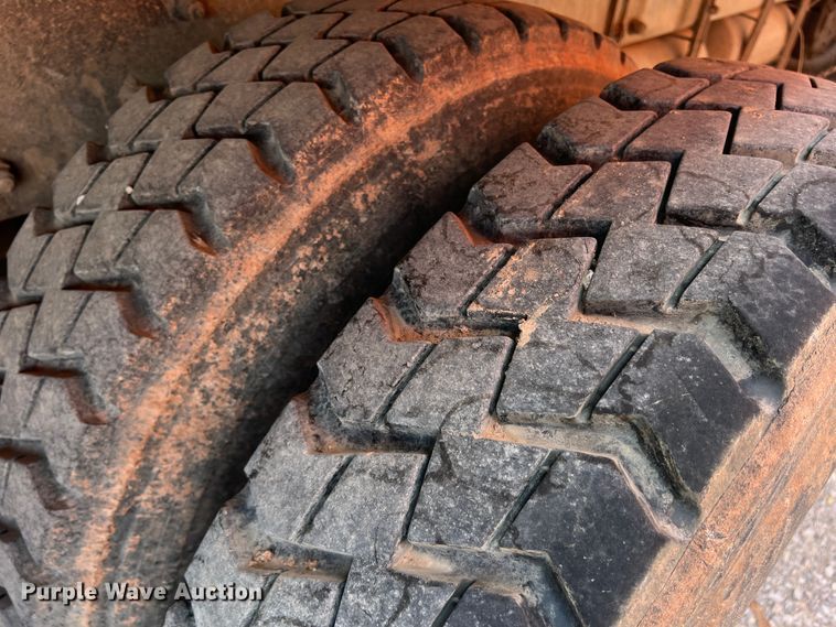 image for item DK7028 2009 Peterbilt 320  refuse truck