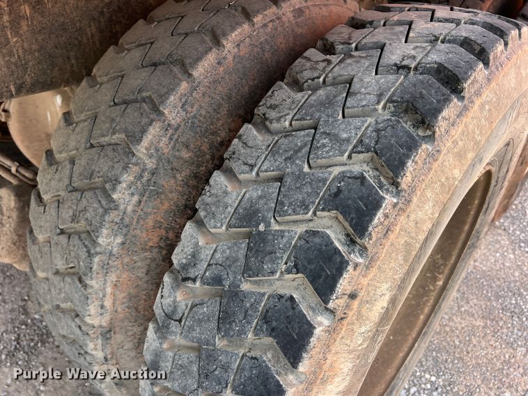 image for item DK7028 2009 Peterbilt 320  refuse truck