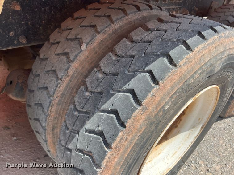 image for item DK7028 2009 Peterbilt 320  refuse truck