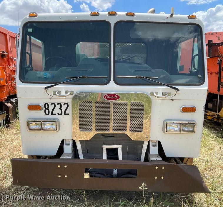 image for item DK7029 2013 Peterbilt 320  refuse truck