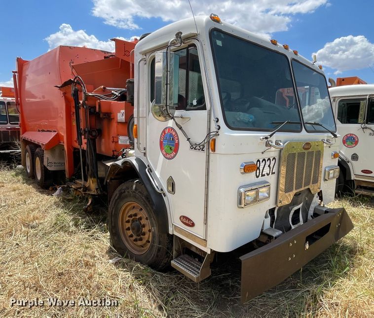 image for item DK7029 2013 Peterbilt 320  refuse truck