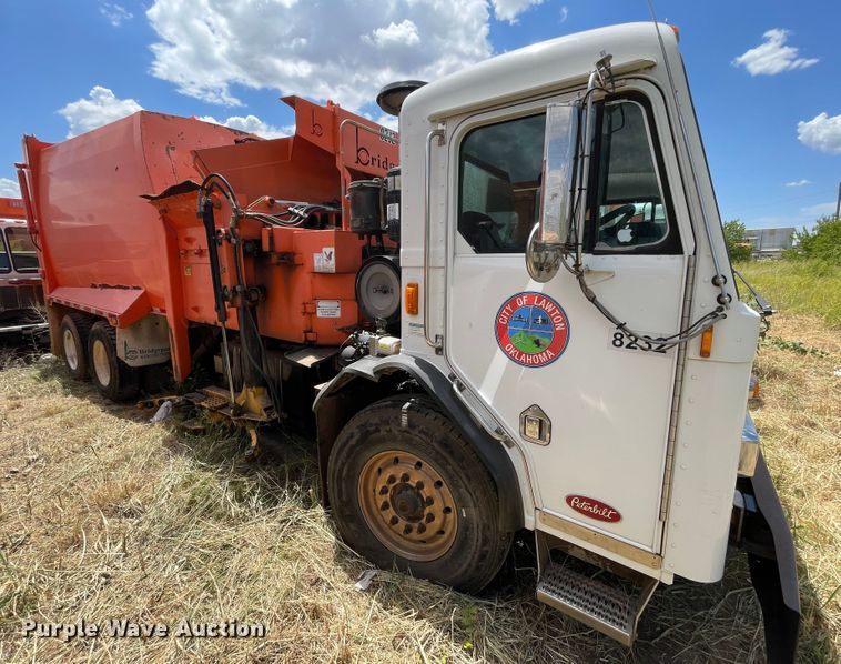 image for item DK7029 2013 Peterbilt 320  refuse truck