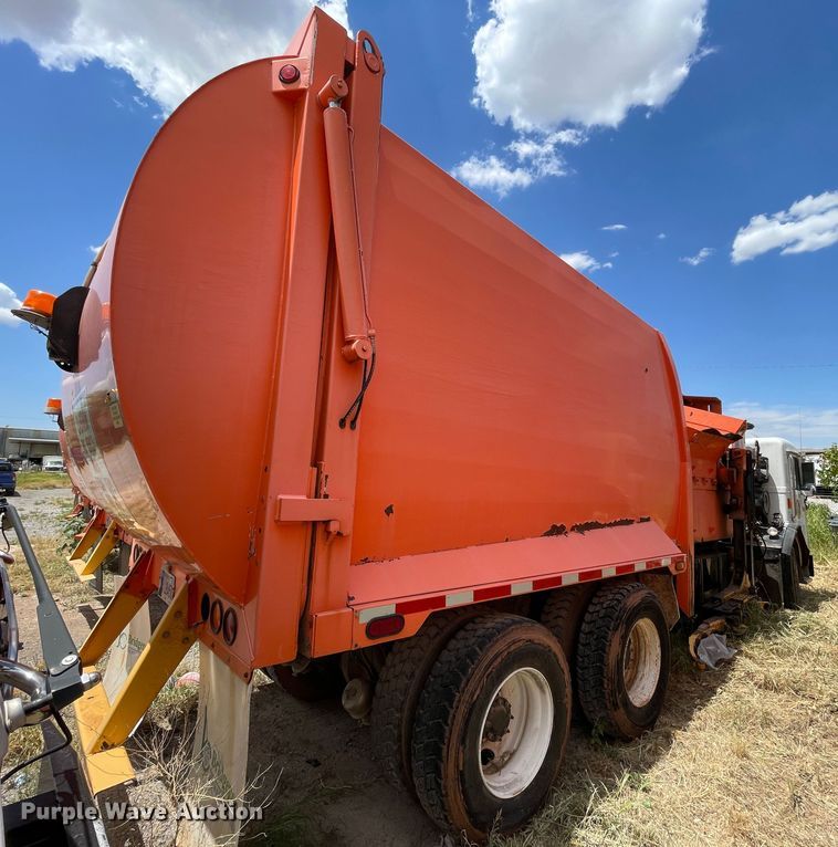 image for item DK7029 2013 Peterbilt 320  refuse truck