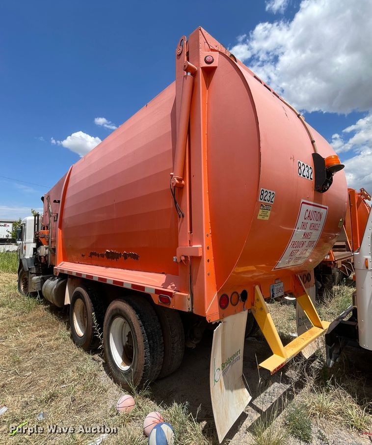 image for item DK7029 2013 Peterbilt 320  refuse truck