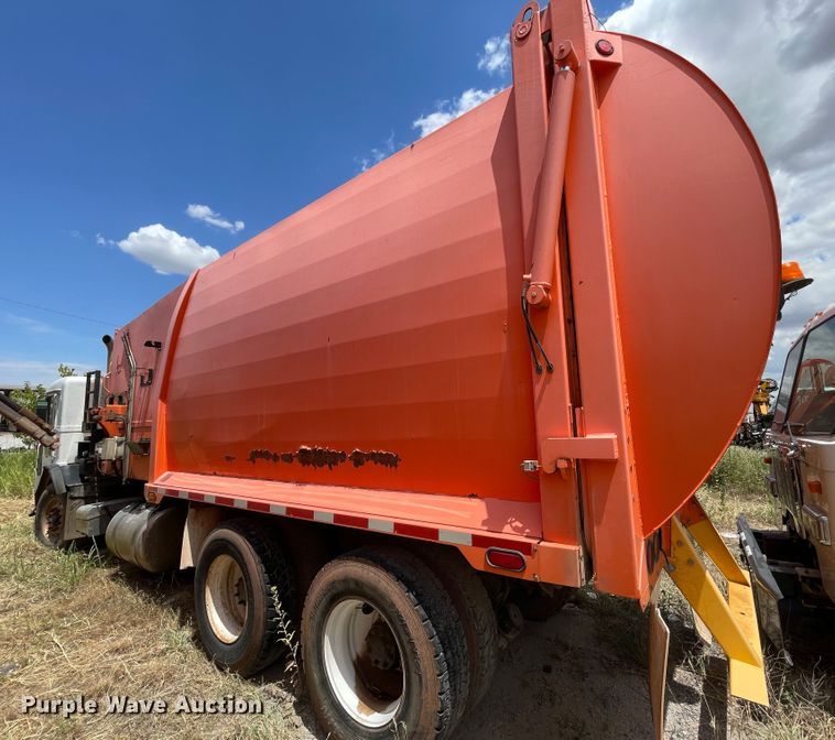 image for item DK7029 2013 Peterbilt 320  refuse truck