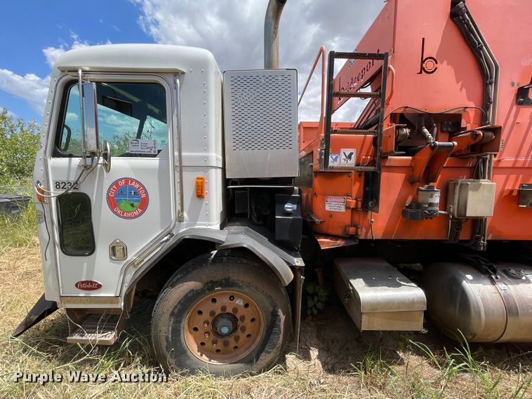 image for item DK7029 2013 Peterbilt 320  refuse truck