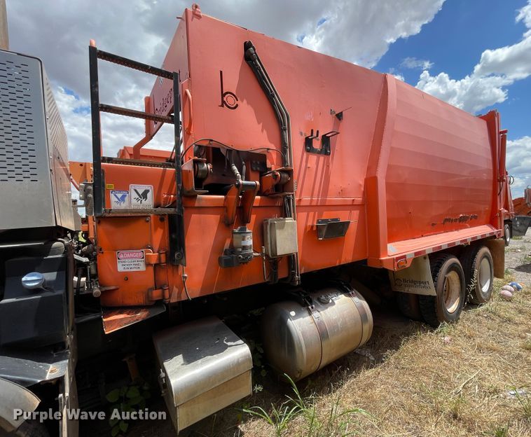 image for item DK7029 2013 Peterbilt 320  refuse truck