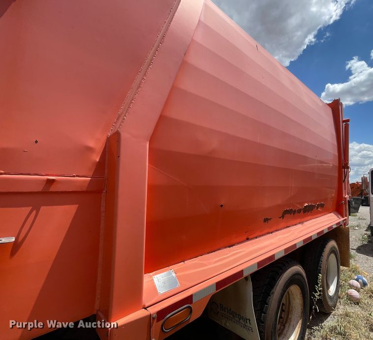 image for item DK7029 2013 Peterbilt 320  refuse truck