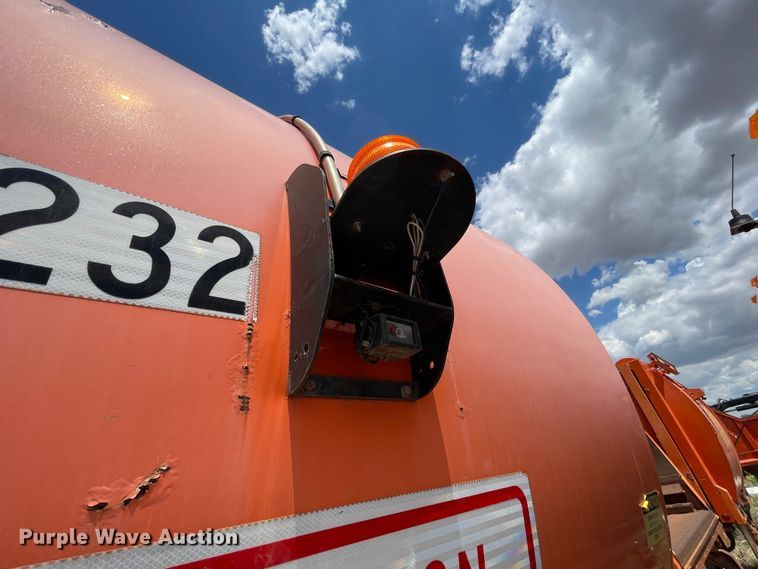 image for item DK7029 2013 Peterbilt 320  refuse truck