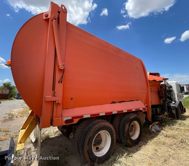 image for item DK7029 2013 Peterbilt 320  refuse truck