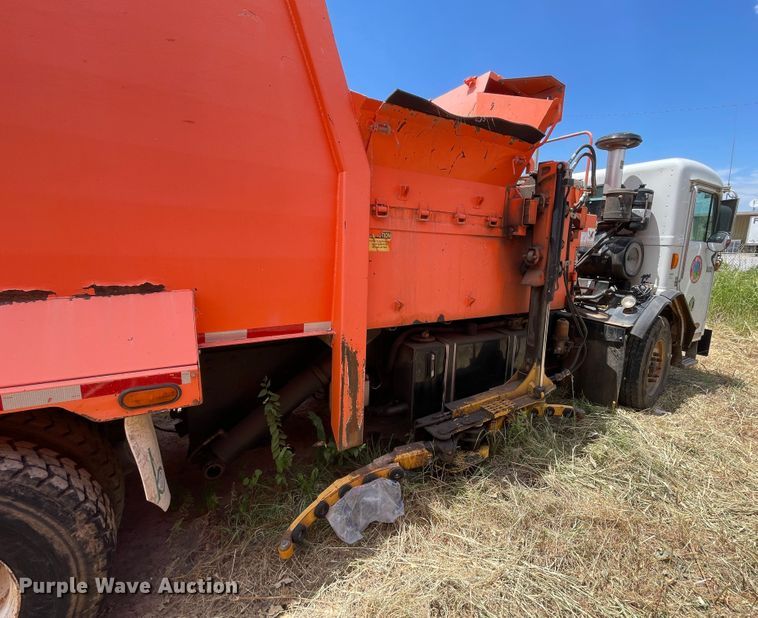 image for item DK7029 2013 Peterbilt 320  refuse truck