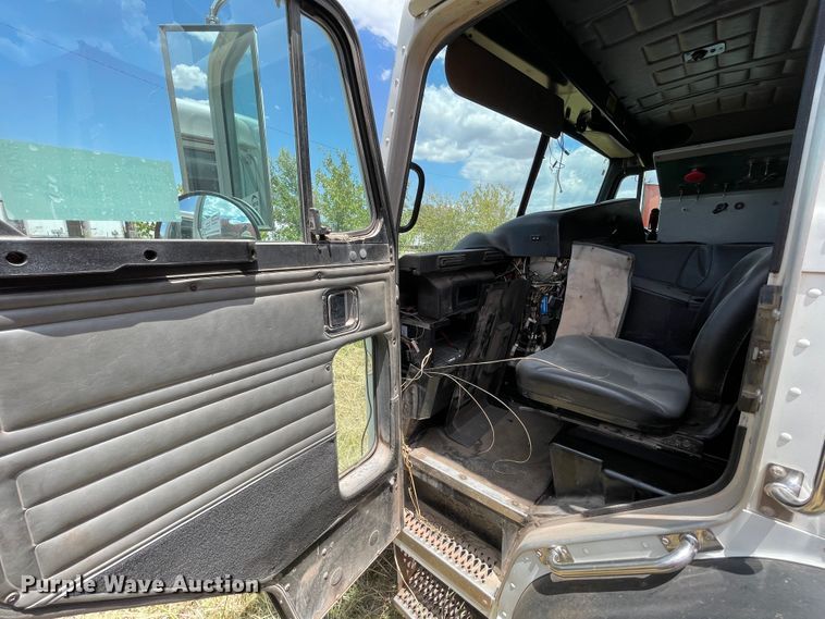 image for item DK7029 2013 Peterbilt 320  refuse truck