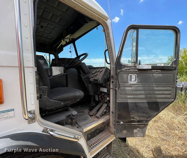 image for item DK7029 2013 Peterbilt 320  refuse truck