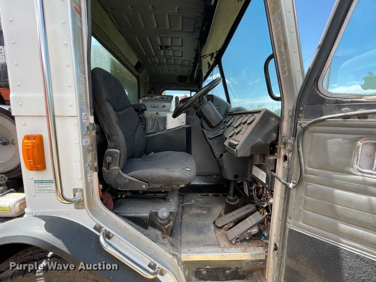 image for item DK7029 2013 Peterbilt 320  refuse truck