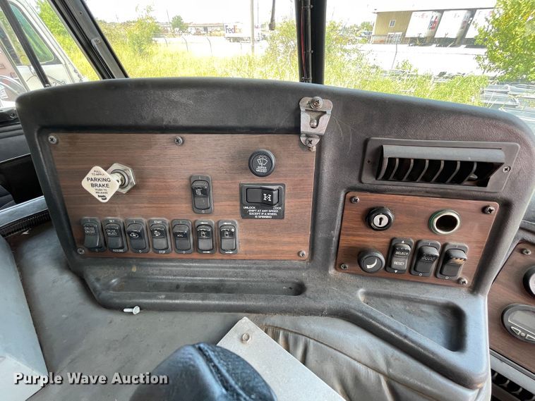 image for item DK7029 2013 Peterbilt 320  refuse truck