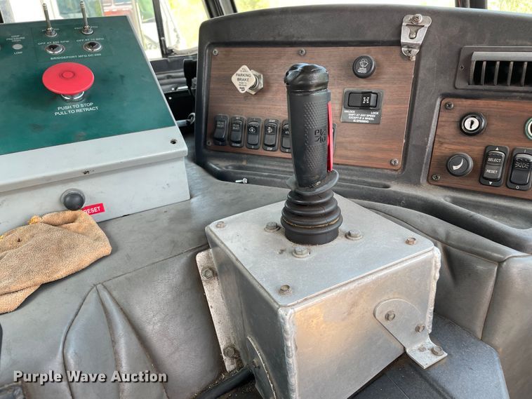 image for item DK7029 2013 Peterbilt 320  refuse truck