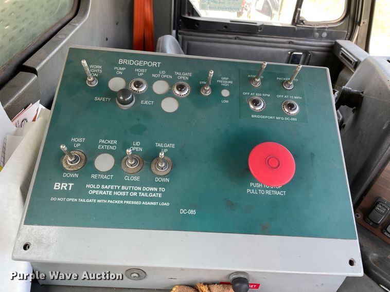 image for item DK7029 2013 Peterbilt 320  refuse truck