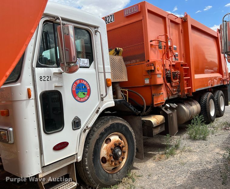 image for item DK7030 2009 Peterbilt 320  refuse truck