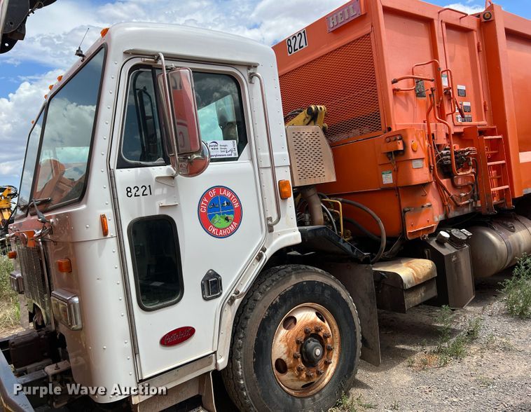 image for item DK7030 2009 Peterbilt 320  refuse truck