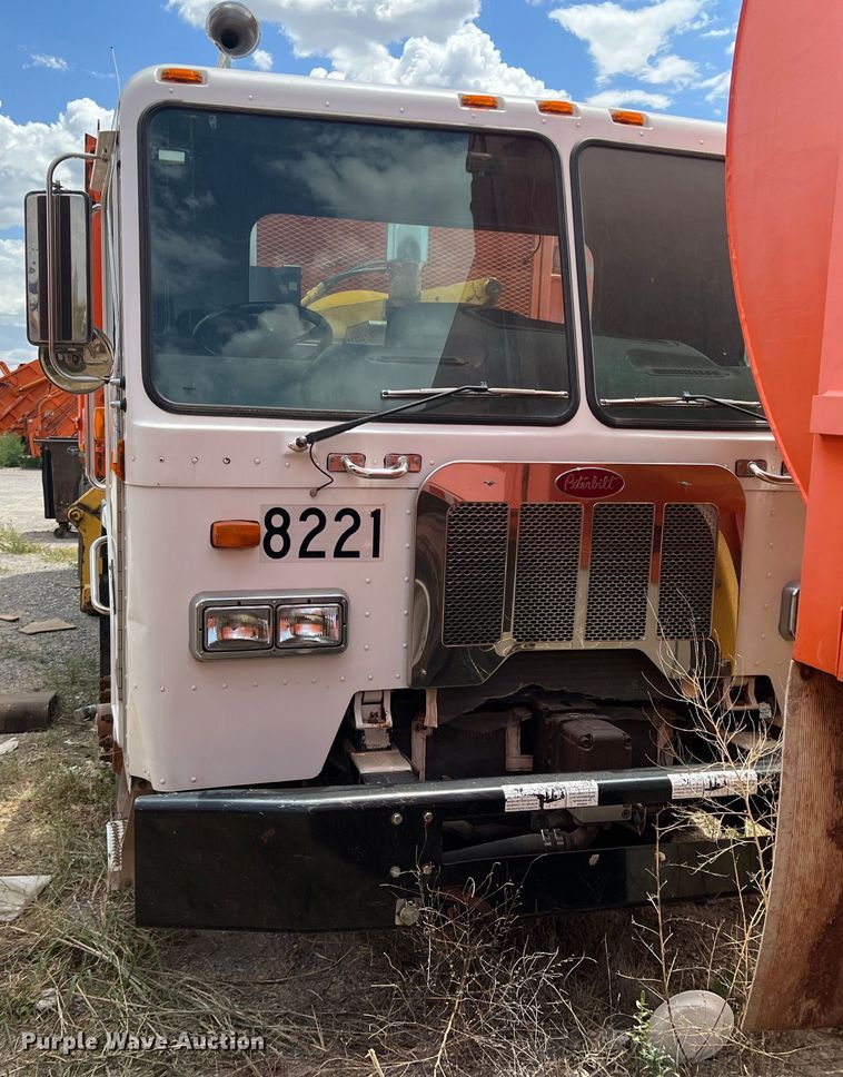 image for item DK7030 2009 Peterbilt 320  refuse truck