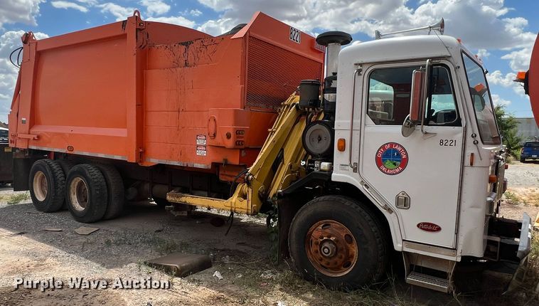 image for item DK7030 2009 Peterbilt 320  refuse truck