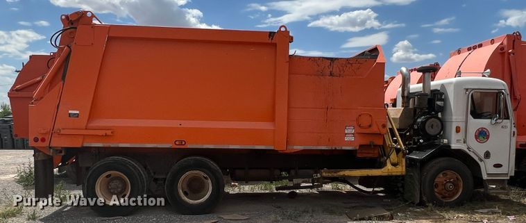 image for item DK7030 2009 Peterbilt 320  refuse truck