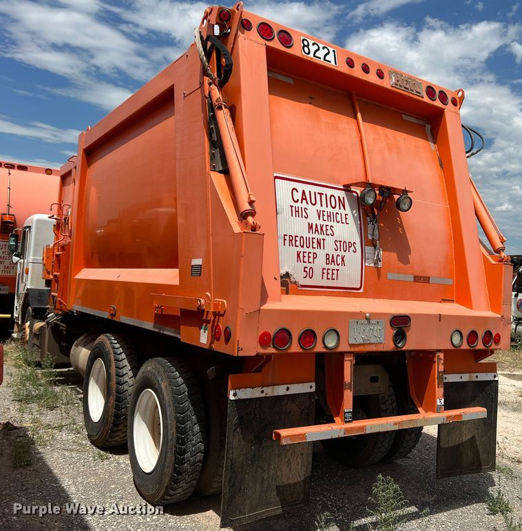 image for item DK7030 2009 Peterbilt 320  refuse truck