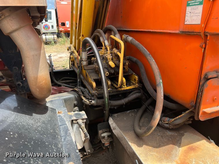 image for item DK7030 2009 Peterbilt 320  refuse truck