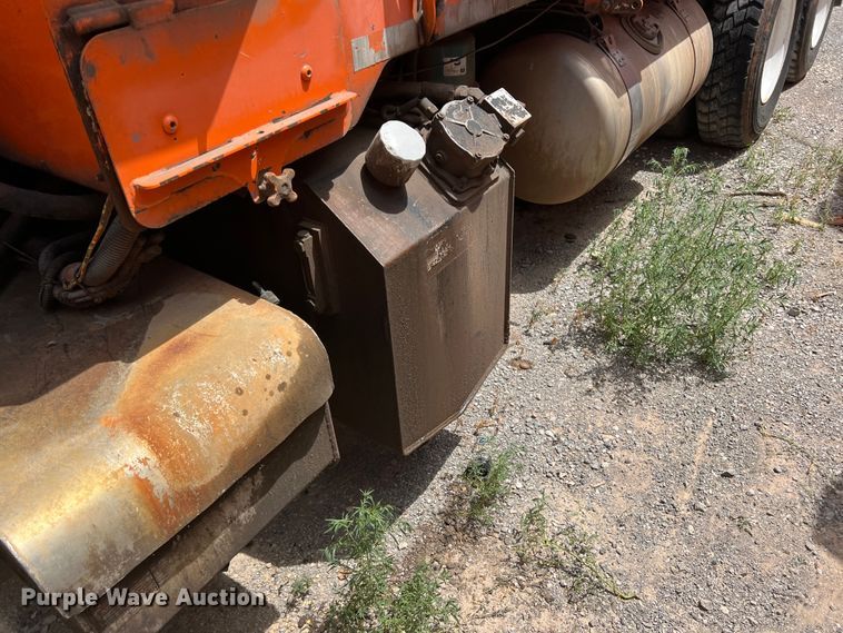 image for item DK7030 2009 Peterbilt 320  refuse truck