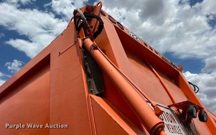 image for item DK7030 2009 Peterbilt 320  refuse truck